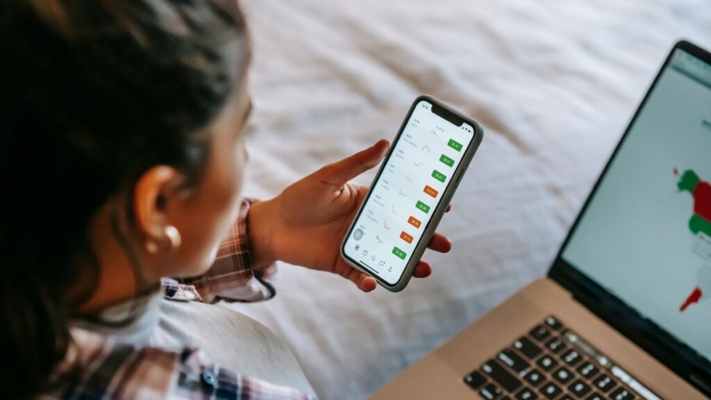 a lady who is trading on her mobile phone